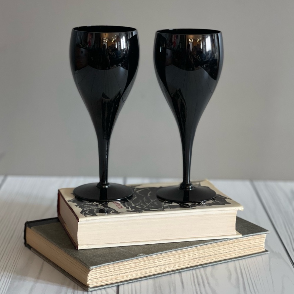 Elegant Black Wine Glass Set